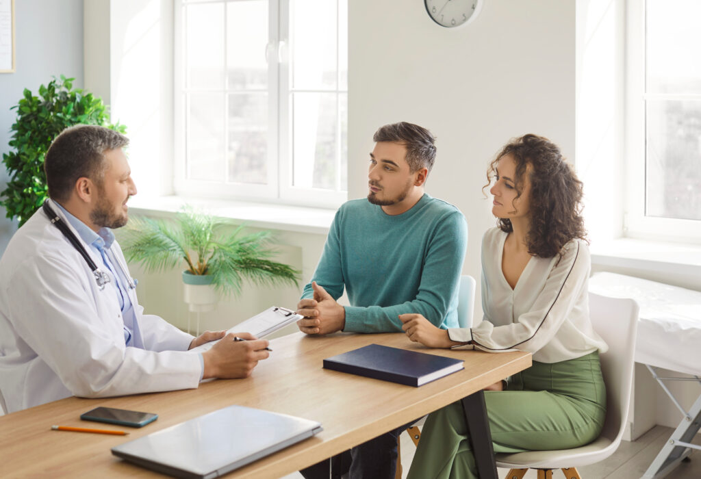 a-doctor-explains-to-a-couple-the-effects-of-alcohol-on-fertility