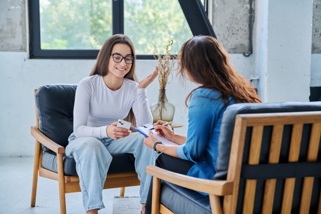 a-woman-smiles-at-her-therapist-because -she-is-helping-her-with-her-alcohol-and-antibiotics-issues