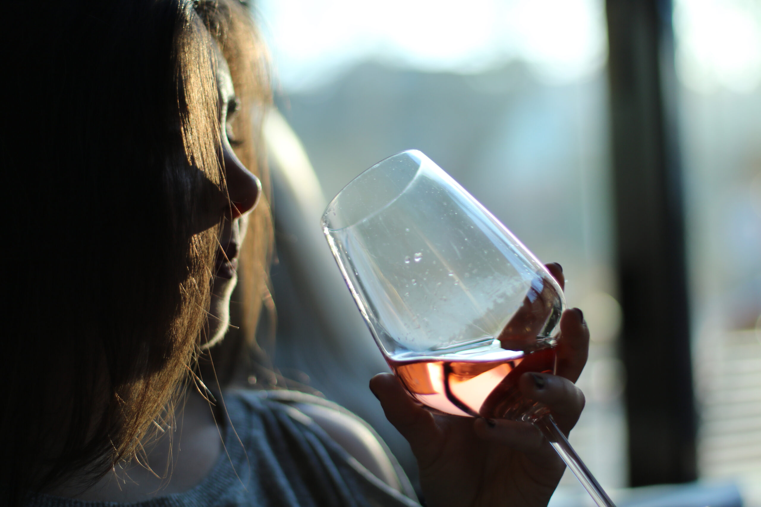 a-woman-is-struggling-with-alcohol-and-weigh-gain